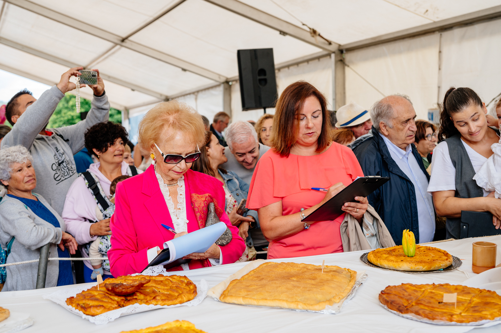 Entrega das empanadas ao xurado