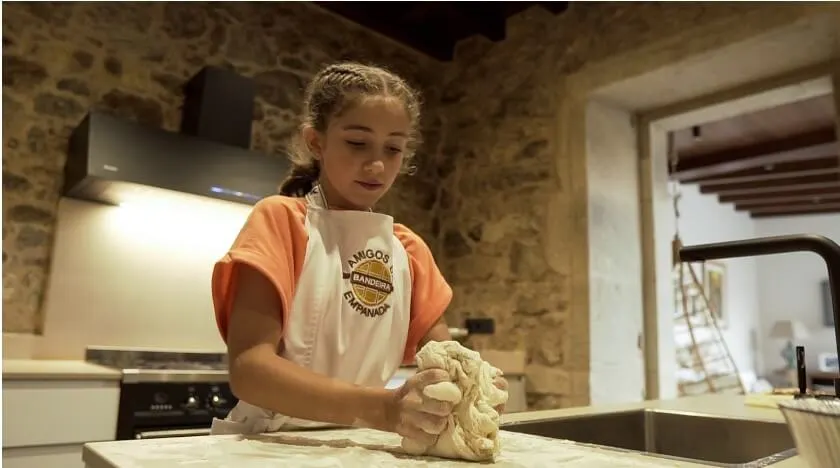 Rapaza elaborando unha empanada