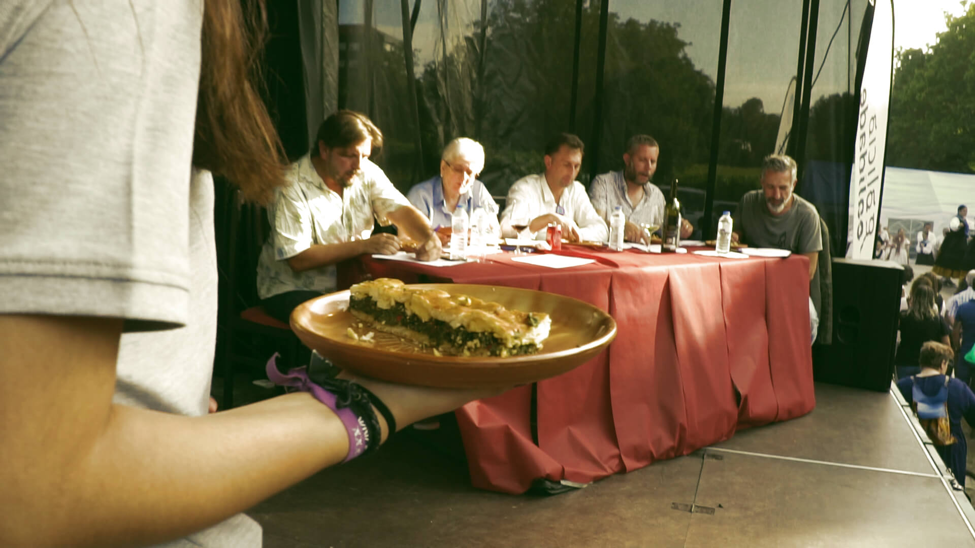 Profesionais degustando as empanadas