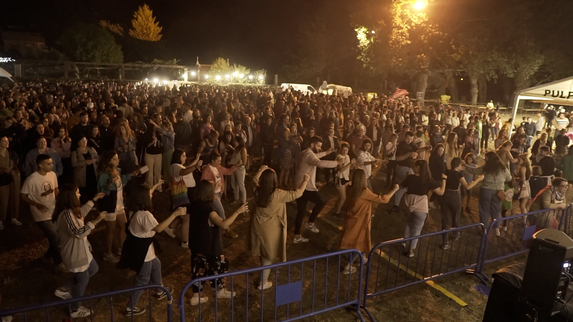 Xente bailando no esmorga folk